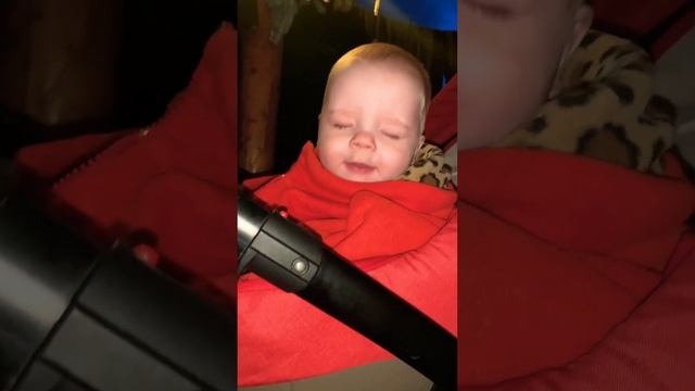 Малыш Илья на даче чихает и щуриться, перед сном)) (8,5 месяцев) смотреть онлайн