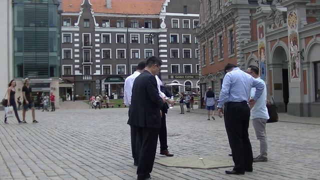 туристы у дома Черноголовых в Риге 1 7 2016 The house of Blackheads Riga смотреть онлайн