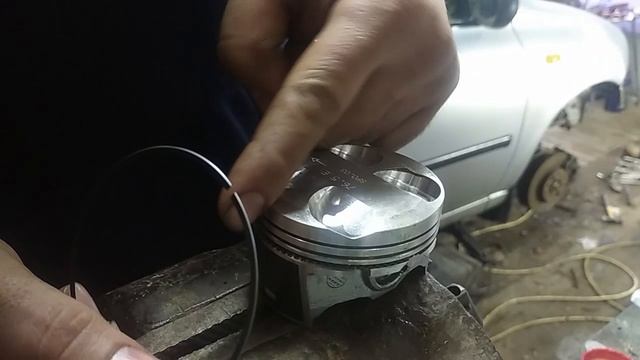 КАК правильно УСТАНОВИТЬ поршневые КОЛЬЦА и ПОРШНИ на двигатель автомобиля смотреть онлайн
