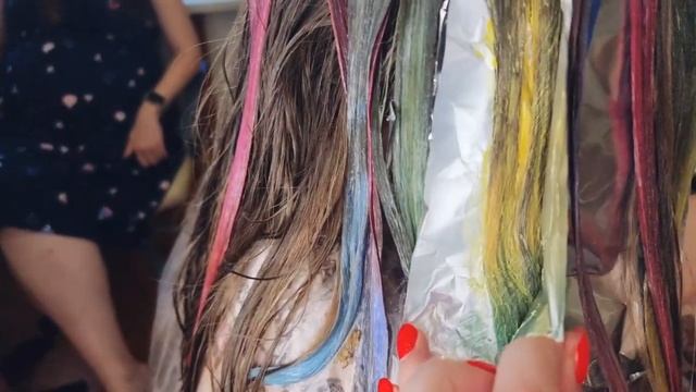 Яркое окрашивание волос с цветными прядями для школьницы на лето ? смотреть онлайн