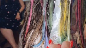 Яркое окрашивание волос с цветными прядями для школьницы на лето ?