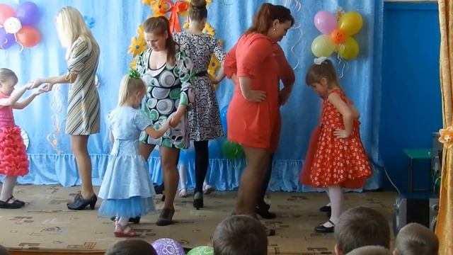 Танец мам и дочек на 8 марта "С мамочкой красавицей рядышком идём" смотреть онлайн