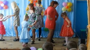 Танец мам и дочек на 8 марта "С мамочкой красавицей рядышком идём"