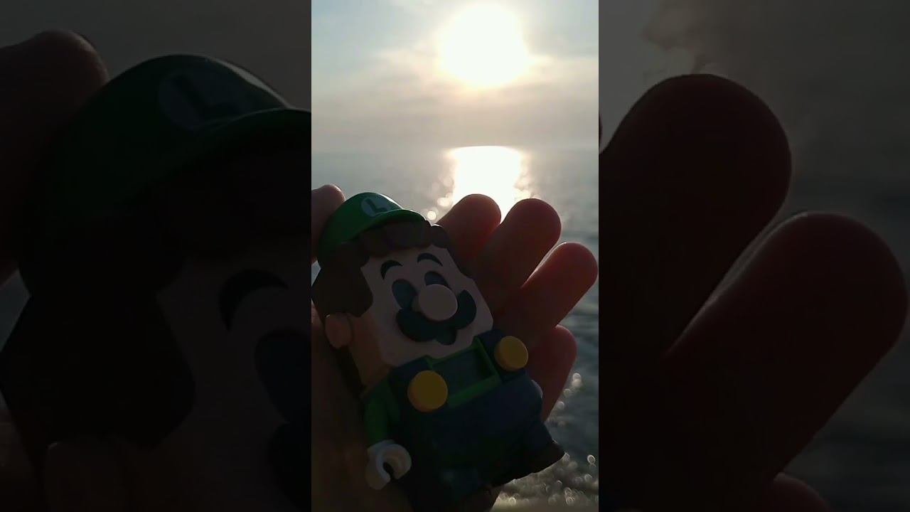 Lego Super Luigi is looking at the sun on sea beach! Without Peach and Mario :) #shorts смотреть онлайн