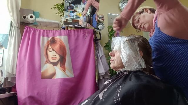 Делаем мелирование пленкой- полосками.