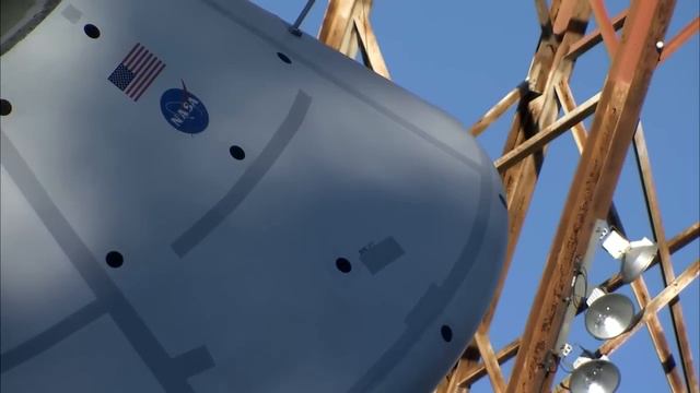 A whale of a space capsule splash! смотреть онлайн