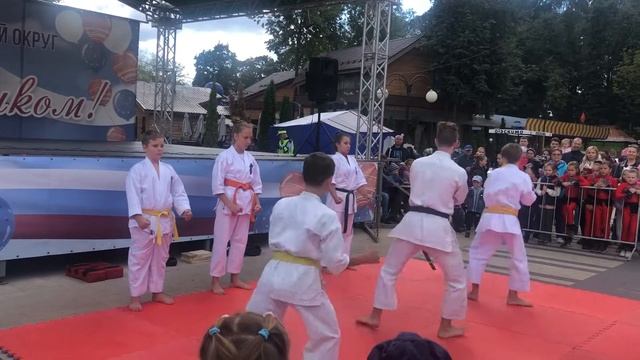 Данила в показательном выступлении в Наташинском парке смотреть онлайн