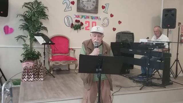 Август День Именинников- песня " Глобус крутится.." - Семен смотреть онлайн