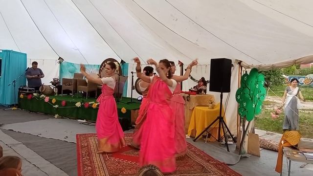 Танец "Цветы Вриндавана". Дебют на Поволжском фестивале духовного общения. июнь 2022 смотреть онлайн