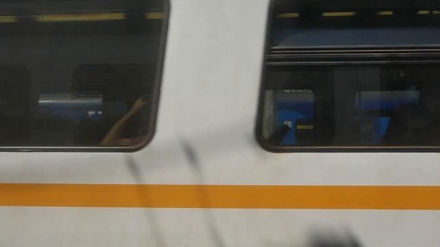 Электричка прибывает на Киевский вокзал Москвы / Из окна поезда смотреть онлайн