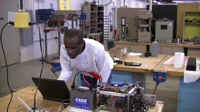 Dr. Osemwengie in Robotics lab смотреть онлайн