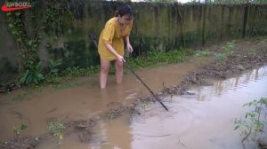 Красивая девушка рыбалка удивительная рыбалка в Камбодже, как поймать рыбу вручную Часть 18