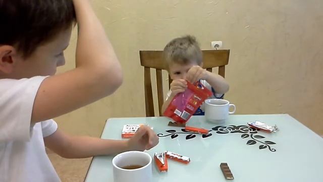 #1 Радужные сладости! Скиттелс и Киндер Шоколад! смотреть онлайн