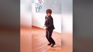 А музыка играет Громко(отличный танец)