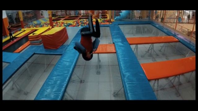 Прыжки на батутах в спортивно-развлекательном парке "Небо" смотреть онлайн