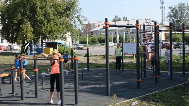 Гимнастки спортивной школы проводят тренировку на воркаут площадке от компании "РСТ" смотреть онлайн