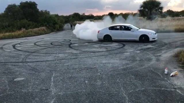 LEXUS GS350 drifting, doughnuts, burnout and power gliders смотреть онлайн