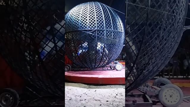 Мотоциклы в шаре смотреть онлайн