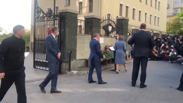 Спикер СовФеда Валентина Матвиенко возложила цветы на мемориал в память о жертвах в Казани. смотреть онлайн