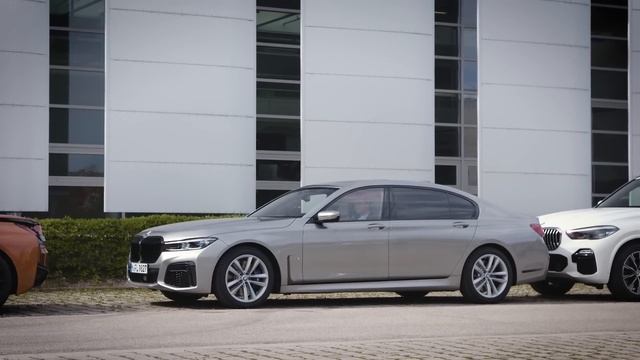 Automatically leave a parking spot – BMW How-To смотреть онлайн
