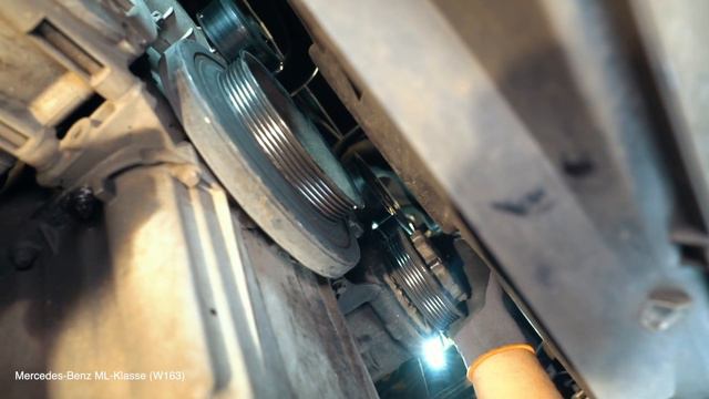 MERCEDES ML W163 hosszbordás szíj csere [ÚTMUTATÓ AUTODOC] смотреть онлайн