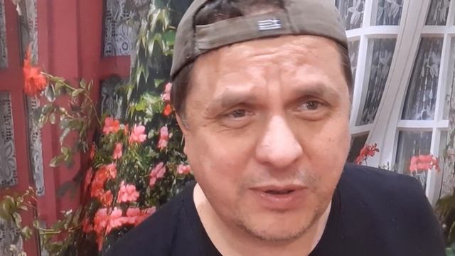 Кто этот Парень с гитарой.Музыкант разбил гитару о брусчатку Красной Площади. смотреть онлайн