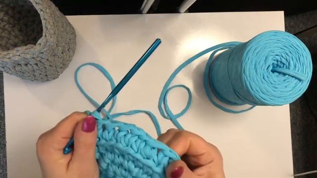 Вязаная маленькая корзинка для мелочей из трикотажной пряжи смотреть онлайн