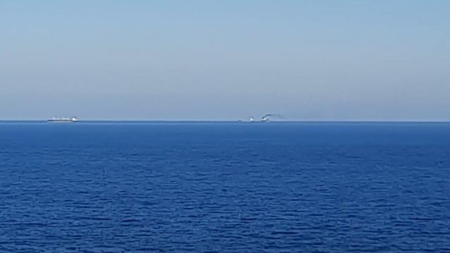 Одесса 5 минут назад. ГОРИТ ОГРОМНЫЙ КОРАБЛЬ? В НЕБЕ ЧЁРНЫЙ ДЫМ! ЧТО ПРОИЗОШЛО? смотреть онлайн