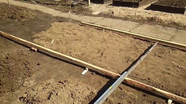 Выравнивание земельного участка без тяжёлой техники - лопатой смотреть онлайн