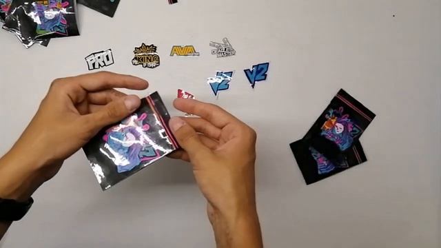 открыл СТИКЕРПАКИ Standoff2 в РЕАЛЬНОЙ ЖИЗНИ смотреть онлайн