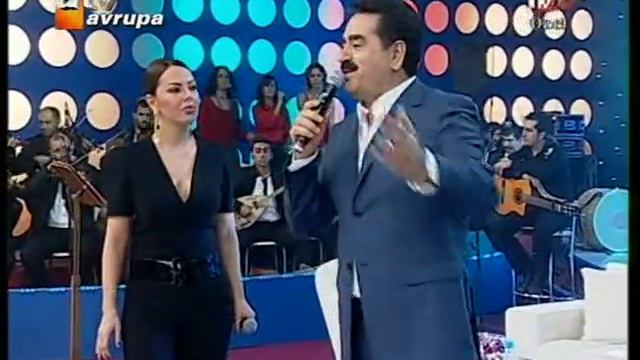 Ebru Gundes - Ibrahim Tatlises Düet - Ben Insan Degilmiyim смотреть онлайн