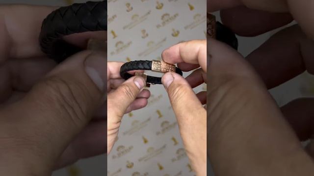 Золотой браслет на коже. Вес золота 11,2 г. (585*) смотреть онлайн