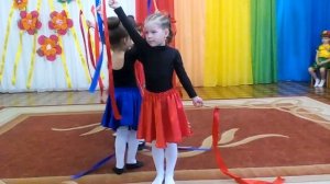 Танец с лентами.