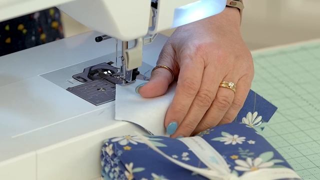 Guest Tutorial: Love to Quilt Mini Quilt смотреть онлайн