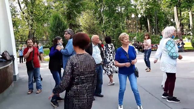 С розою красивою !!!Танцы в парке Горького,Харьков. смотреть онлайн