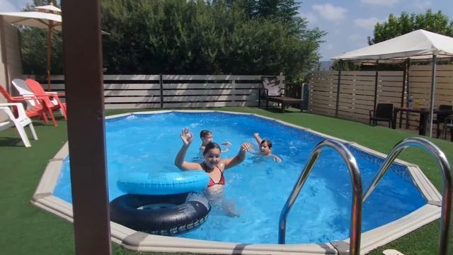 Дети в бассейне делают сальто