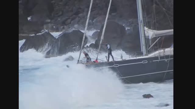 Аварийные ситуации - Посадка на мель - Спасение высаженной на скалы крейсерской яхты смотреть онлайн