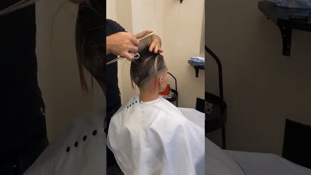 Креативная стрижка с элементом Hair tattoo смотреть онлайн
