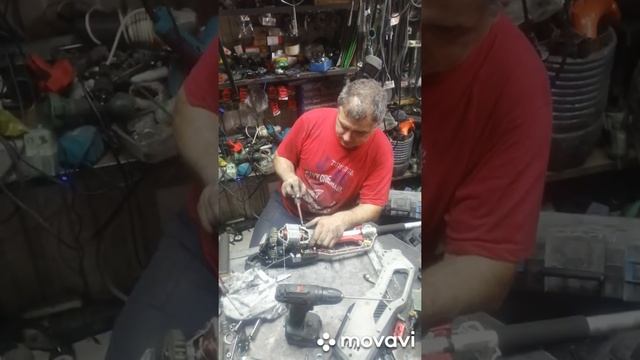 Электро триммер Alko PC1000E, меняем подшипник якоря. смотреть онлайн