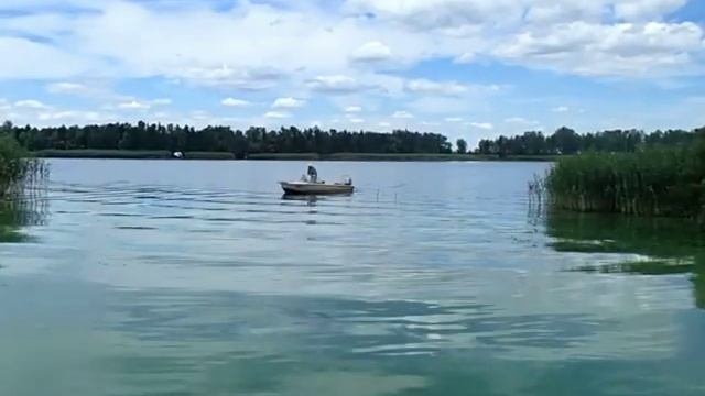 Лодка Плавает по реке и прибытие смотреть онлайн