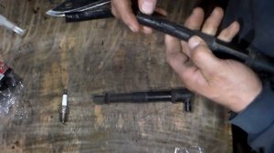 Как отремонтировать наконечник катушки зажигания если он пробивает.