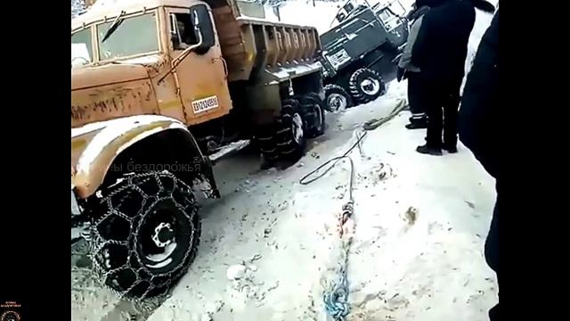Эти парни умеют ездить по бездорожью, водители грузовика-уровень бог, профи своего дела.. смотреть онлайн