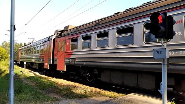 Электропоезд ЭД9Э-0034 с сообщением "Н.Новгород-Заволжье" проезжает через Ж/Д переход. смотреть онлайн
