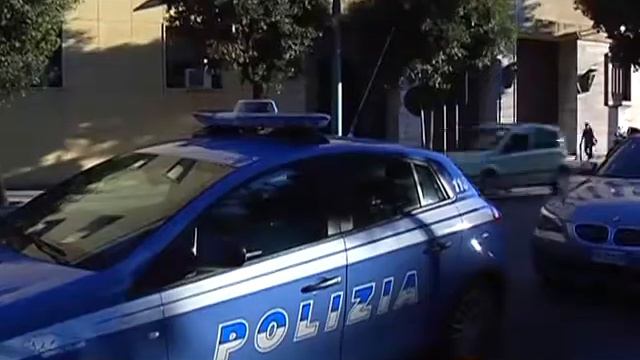 LECCE PALPEGGIAMENTI PER STRADA A LECCE, ARRESTATO MILITARE DELL'AERONAUTICA смотреть онлайн