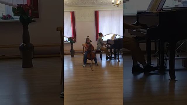 "Прилетай, прилетай". Обработка С.Людкевича. Исполняет Скрейделева Варвара. 2 класс. 7 лет. смотреть онлайн