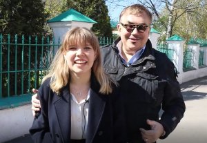 Стихотворение Булата Окуджавы «С каждым часом мы стареем». Проект «Учим наизусть с актерами театров»