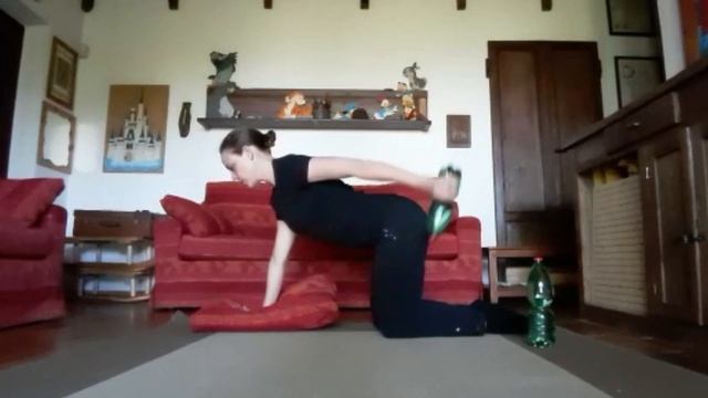 Pilates in Quarantena: BRACCIA CON PESI (o bottiglie d'acqua) смотреть онлайн