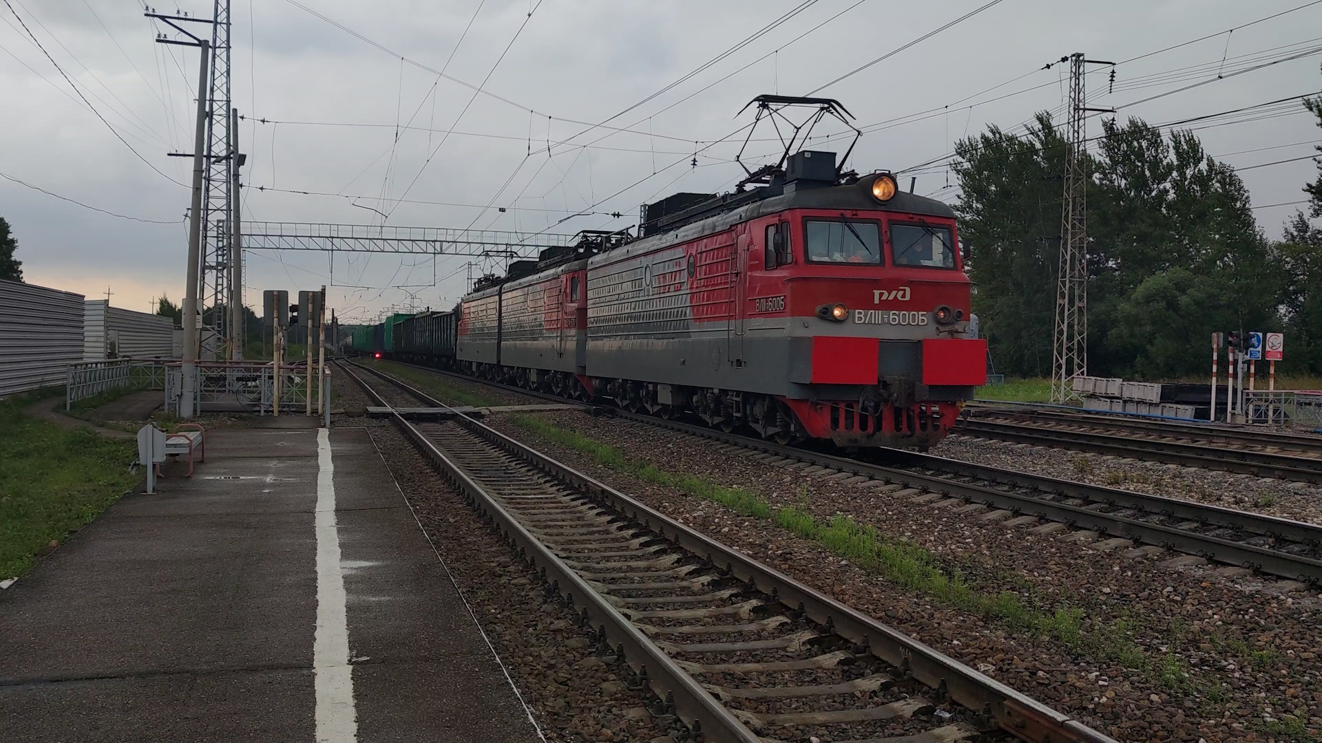 Электровоз ВЛ11.8-600Б/601 и ВЛ11 с грузовым поездом на ст.Шушково. смотреть онлайн