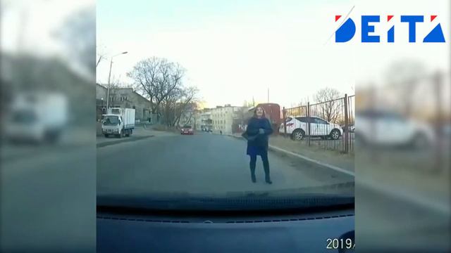 DEITA.RU Женщина «флексит» на дорогах Владивостока смотреть онлайн