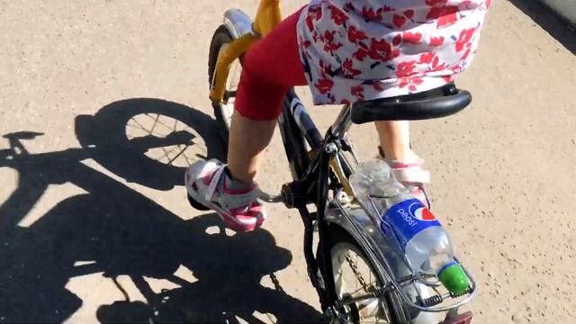 Серия 2. Как научить боязливого ребенка кататься на велосипеде (инструкция для папы) смотреть онлайн